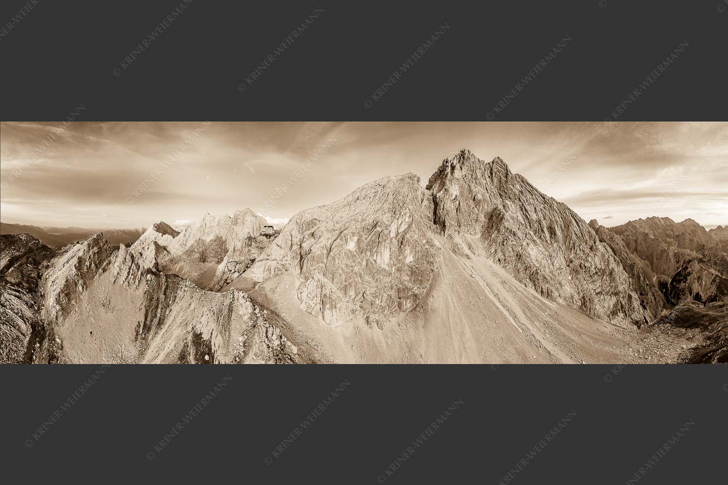 Meilerhütte und Partenkirchner Dreitorspitze im letzten Tageslicht im Wettersteingebirge - Trutzburg 3:1 sepia -- Meilerhütte im Wetterstein - mehr Infos bei www.Kriner-Weiermann.de