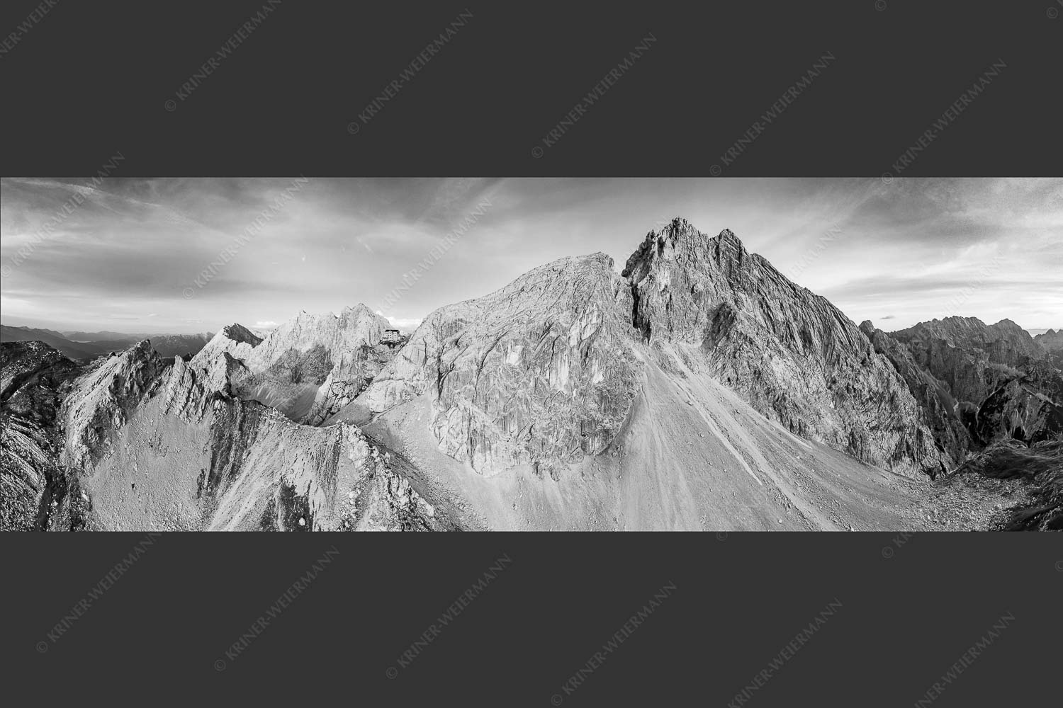 Meilerhütte und Partenkirchner Dreitorspitze im letzten Tageslicht im Wettersteingebirge - Trutzburg 3:1 sw -- Meilerhütte im Wetterstein - mehr Infos bei www.Kriner-Weiermann.de