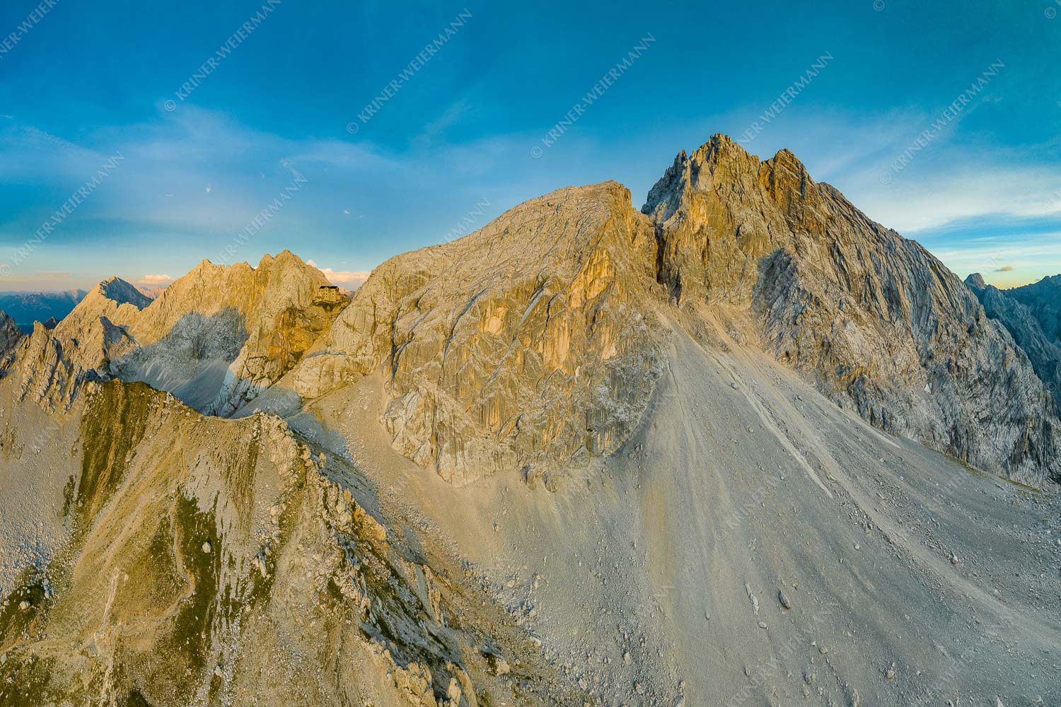 Meilerhütte und Partenkirchner Dreitorspitze im letzten Tageslicht im Wettersteingebirge - Trutzburg 3:2  -- Meilerhütte im Wetterstein - mehr Infos bei www.Kriner-Weiermann.de