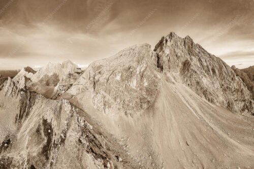 Meilerhütte und Partenkirchner Dreitorspitze im letzten Tageslicht im Wettersteingebirge - Trutzburg 3:2 sepia -- Meilerhütte im Wetterstein - mehr Infos bei www.Kriner-Weiermann.de