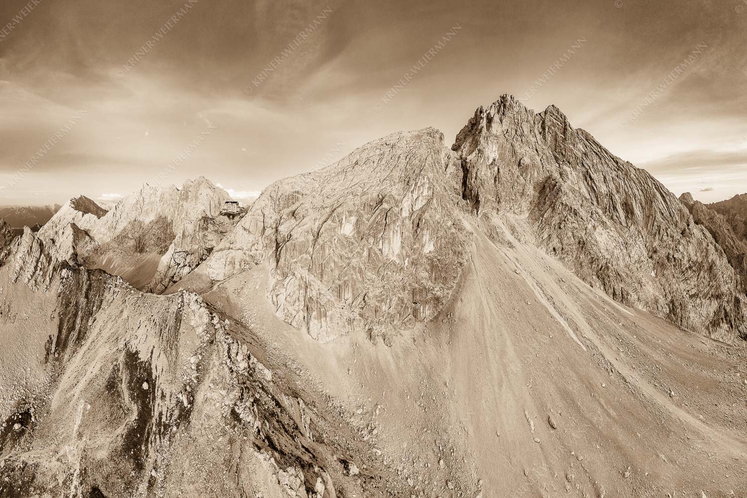 Meilerhütte und Partenkirchner Dreitorspitze im letzten Tageslicht im Wettersteingebirge - Trutzburg 3:2 sepia -- Meilerhütte im Wetterstein - mehr Infos bei www.Kriner-Weiermann.de