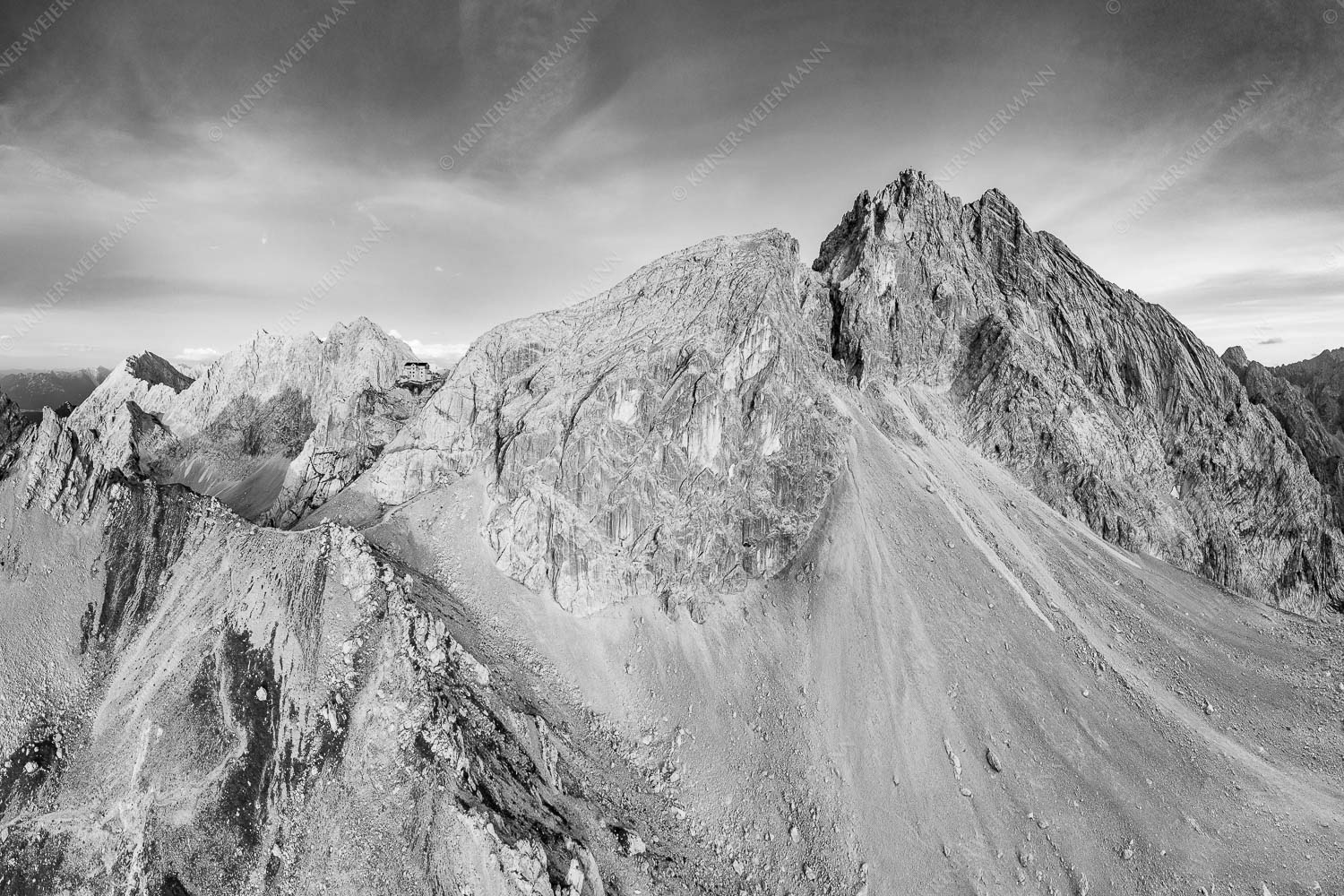 Meilerhütte und Partenkirchner Dreitorspitze im letzten Tageslicht im Wettersteingebirge - Trutzburg 3:2 sw -- Meilerhütte im Wetterstein - mehr Infos bei www.Kriner-Weiermann.de