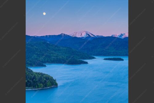Mondaufgang über Walchensee mit Blick in das noch verschneite Karwendelgebirge - Türkis 1:1  -- Walchensee mit Schafreuter - mehr Infos bei www.Kriner-Weiermann.de