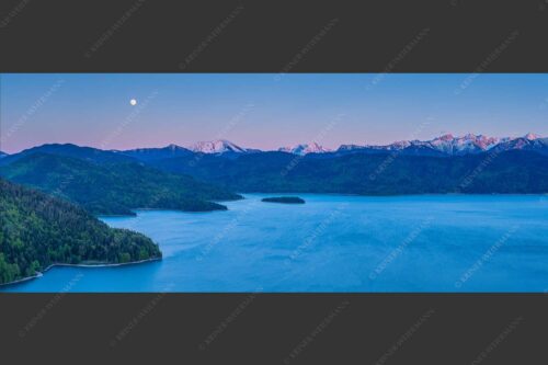 Mondaufgang über Walchensee mit Blick in das noch verschneite Karwendelgebirge - Türkis 2,5:1  -- Walchensee mit Schafreuter - mehr Infos bei www.Kriner-Weiermann.de