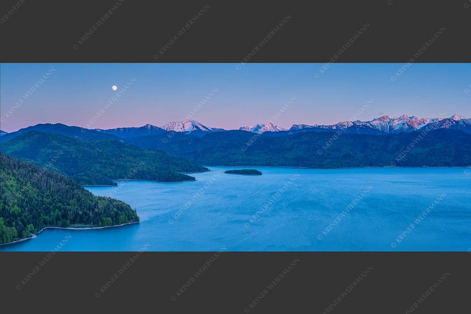 Mondaufgang über Walchensee mit Blick in das noch verschneite Karwendelgebirge - Türkis 2,5:1 -- Walchensee mit Schafreuter - mehr Infos bei www.Kriner-Weiermann.de