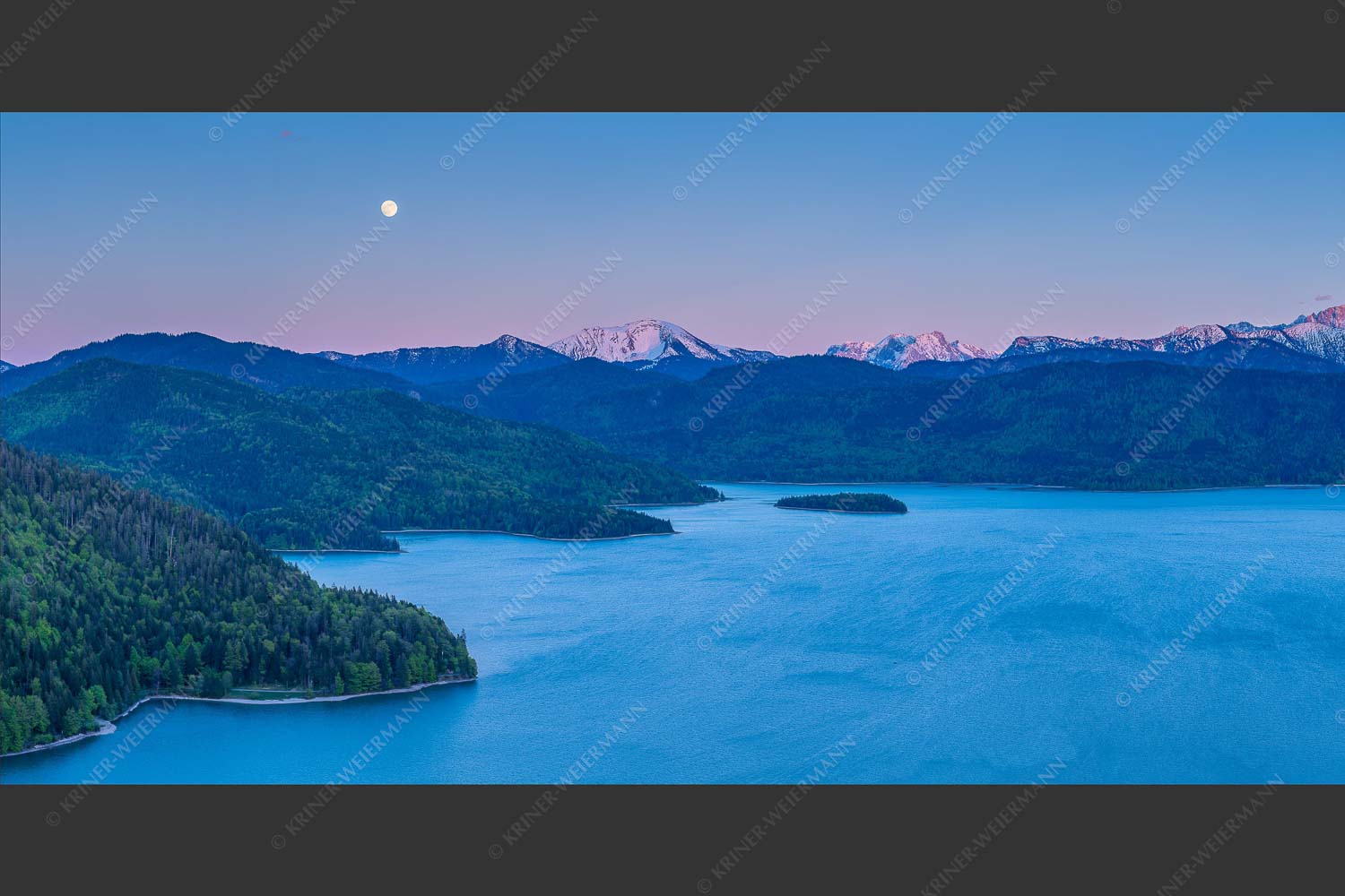 Mondaufgang über Walchensee mit Blick in das noch verschneite Karwendelgebirge - Türkis 2:1 -- Walchensee mit Schafreuter - mehr Infos bei www.Kriner-Weiermann.de