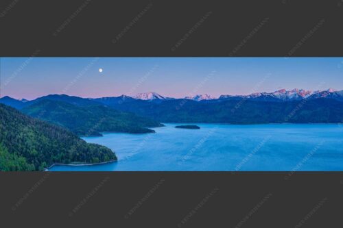 Mondaufgang über Walchensee mit Blick in das noch verschneite Karwendelgebirge - Türkis 3:1  -- Walchensee mit Schafreuter - mehr Infos bei www.Kriner-Weiermann.de
