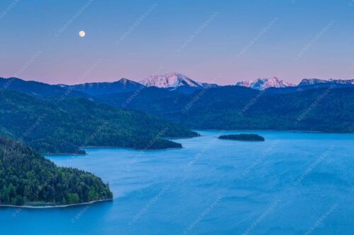 Mondaufgang über Walchensee mit Blick in das noch verschneite Karwendelgebirge - Türkis 3:2  -- Walchensee mit Schafreuter - mehr Infos bei www.Kriner-Weiermann.de