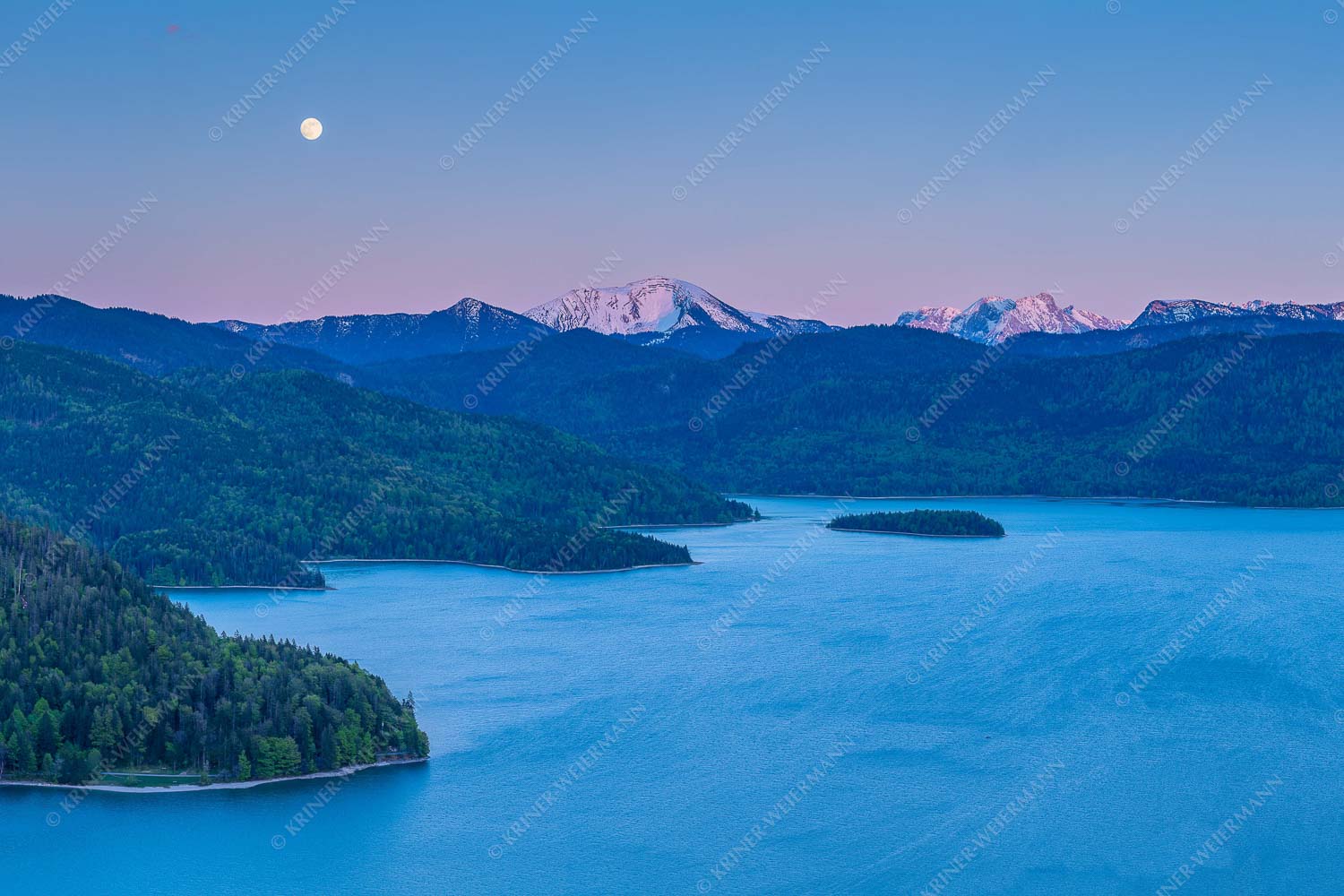 Mondaufgang über Walchensee mit Blick in das noch verschneite Karwendelgebirge - Türkis 3:2 -- Walchensee mit Schafreuter - mehr Infos bei www.Kriner-Weiermann.de