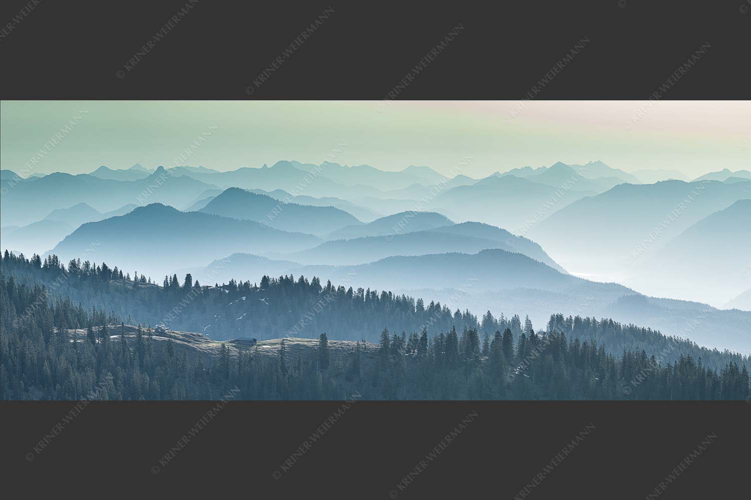 Morgenstimmung bei der Krüner Alm mit Panoramablick vom Wendelstein bis Zugspitze - Über d Oima 2,5:1  -- Bayerische Voralpen mit Krüner Alm - mehr Infos bei www.Kriner-Weiermann.de