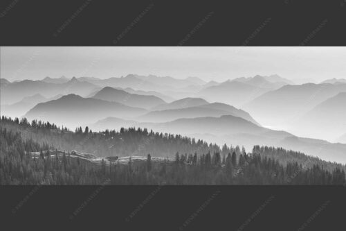 Morgenstimmung bei der Krüner Alm mit Panoramablick vom Wendelstein bis Zugspitze - Über d Oima 2,5:1 sw -- Bayerische Voralpen mit Krüner Alm - mehr Infos bei www.Kriner-Weiermann.de