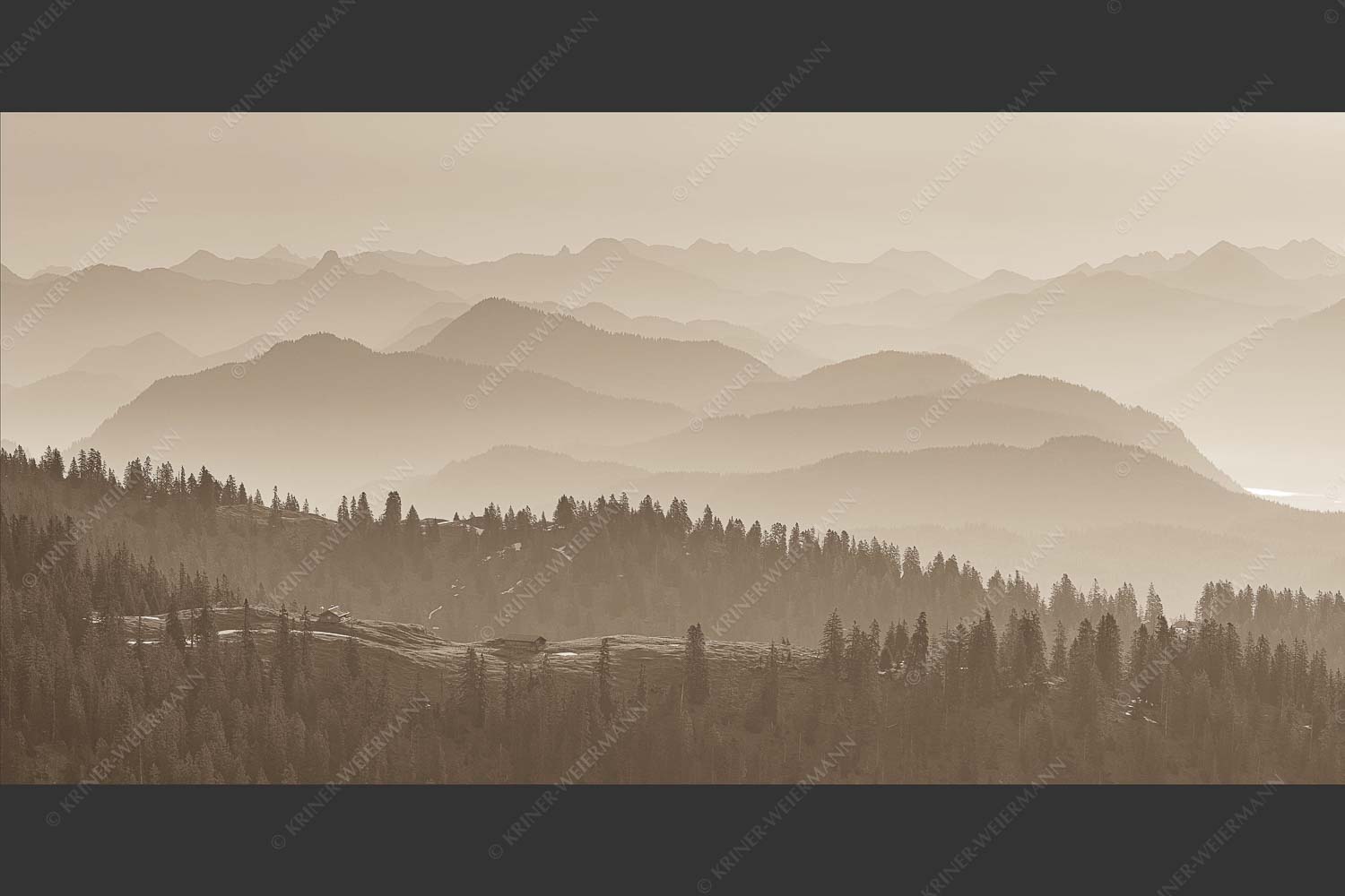 Morgenstimmung bei der Krüner Alm mit Panoramablick vom Wendelstein bis Zugspitze - Über d Oima 2:1 sepia -- Bayerische Voralpen mit Krüner Alm - mehr Infos bei www.Kriner-Weiermann.de