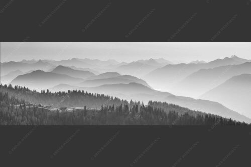 Morgenstimmung bei der Krüner Alm mit Panoramablick vom Wendelstein bis Zugspitze - Über d Oima 3:1 sw -- Bayerische Voralpen mit Krüner Alm - mehr Infos bei www.Kriner-Weiermann.de