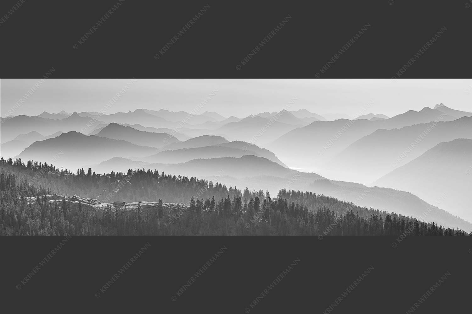Morgenstimmung bei der Krüner Alm mit Panoramablick vom Wendelstein bis Zugspitze - Über d Oima 3:1 sw -- Bayerische Voralpen mit Krüner Alm - mehr Infos bei www.Kriner-Weiermann.de