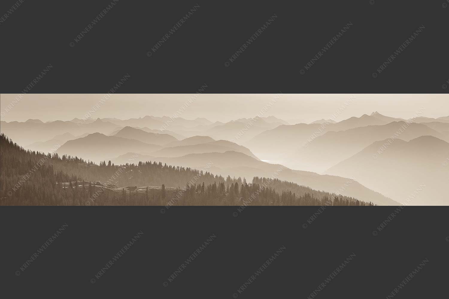 Morgenstimmung bei der Krüner Alm mit Panoramablick vom Wendelstein bis Zugspitze - Über d Oima 4:1 sepia-pc-christian23 -- Bayerische Voralpen mit Krüner Alm - mehr Infos bei www.Kriner-Weiermann.de
