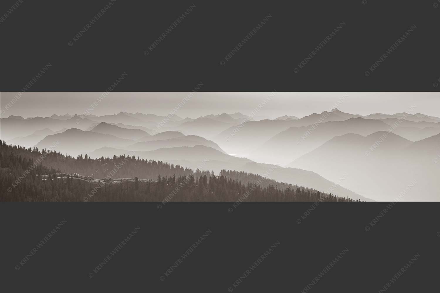Morgenstimmung bei der Krüner Alm mit Panoramablick vom Wendelstein bis Zugspitze - Über d Oima 4:1 sw -- Bayerische Voralpen mit Krüner Alm - mehr Infos bei www.Kriner-Weiermann.de