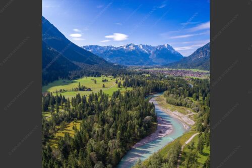 Blick über die Loisach und Farchant zum Zugspitzmassiv im Wettersteingebirge - Über der Loisach 1:1  -- Loisachtal Farchant und Wetterstein - mehr Infos bei www.Kriner-Weiermann.de