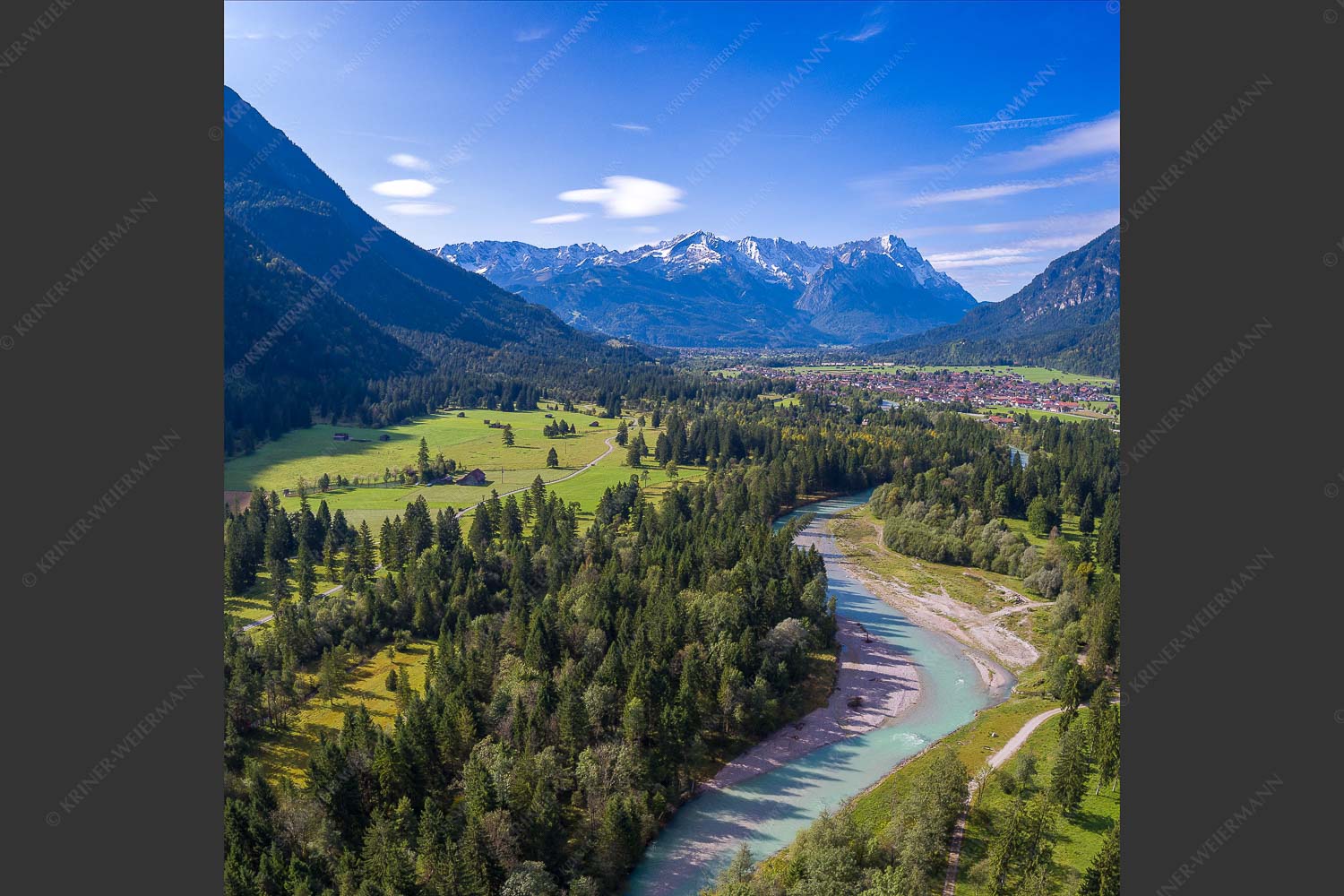 Blick über die Loisach und Farchant zum Zugspitzmassiv im Wettersteingebirge - Über der Loisach 1:1 -- Loisachtal Farchant und Wetterstein - mehr Infos bei www.Kriner-Weiermann.de