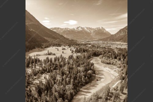 Blick über die Loisach und Farchant zum Zugspitzmassiv im Wettersteingebirge - Über der Loisach 1:1 sepia -- Loisachtal Farchant und Wetterstein - mehr Infos bei www.Kriner-Weiermann.de