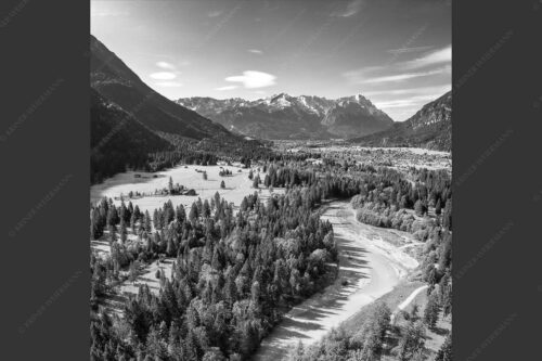 Blick über die Loisach und Farchant zum Zugspitzmassiv im Wettersteingebirge - Über der Loisach 1:1 sw -- Loisachtal Farchant und Wetterstein - mehr Infos bei www.Kriner-Weiermann.de