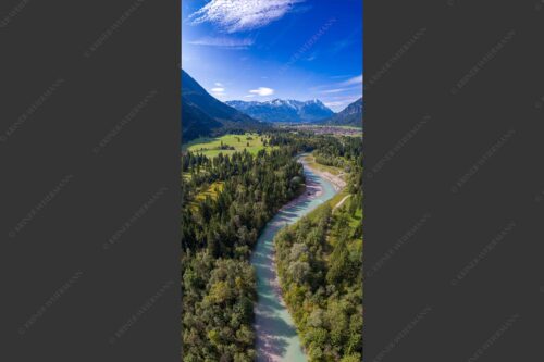 Blick über die Loisach und Farchant zum Zugspitzmassiv im Wettersteingebirge - Über der Loisach 1:2  -- Loisachtal Farchant und Wetterstein - mehr Infos bei www.Kriner-Weiermann.de