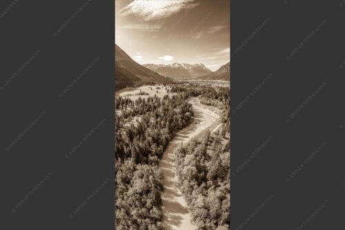 Blick über die Loisach und Farchant zum Zugspitzmassiv im Wettersteingebirge - Über der Loisach 1:2 sepia -- Loisachtal Farchant und Wetterstein - mehr Infos bei www.Kriner-Weiermann.de