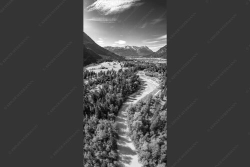 Blick über die Loisach und Farchant zum Zugspitzmassiv im Wettersteingebirge - Über der Loisach 1:2 sw -- Loisachtal Farchant und Wetterstein - mehr Infos bei www.Kriner-Weiermann.de