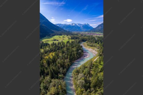 Blick über die Loisach und Farchant zum Zugspitzmassiv im Wettersteingebirge - Über der Loisach 2:3  -- Loisachtal Farchant und Wetterstein - mehr Infos bei www.Kriner-Weiermann.de