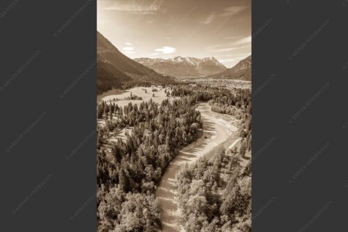 Blick über die Loisach und Farchant zum Zugspitzmassiv im Wettersteingebirge - Über der Loisach 2:3 sepia -- Loisachtal Farchant und Wetterstein - mehr Infos bei www.Kriner-Weiermann.de