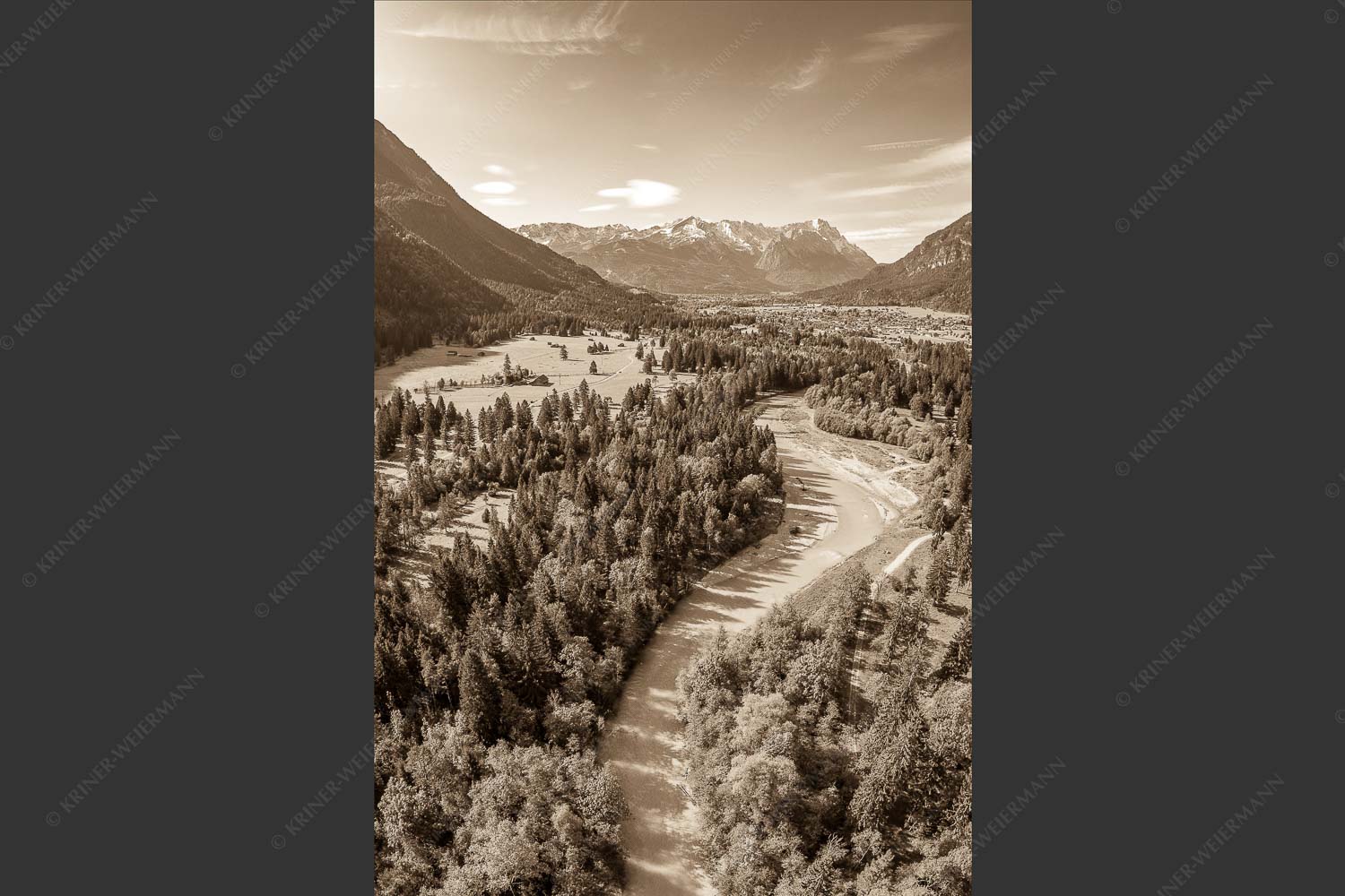 Blick über die Loisach und Farchant zum Zugspitzmassiv im Wettersteingebirge - Über der Loisach 2:3 sepia -- Loisachtal Farchant und Wetterstein - mehr Infos bei www.Kriner-Weiermann.de