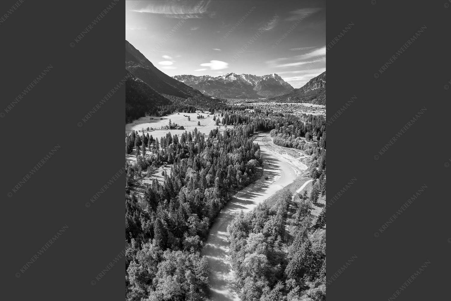 Blick über die Loisach und Farchant zum Zugspitzmassiv im Wettersteingebirge - Über der Loisach 2:3 sw -- Loisachtal Farchant und Wetterstein - mehr Infos bei www.Kriner-Weiermann.de