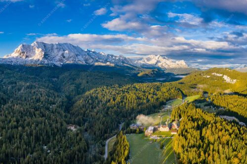 Blick über Schloß Kranzbach ins Wettersteingebirge - Über Schloss Kranzbach 3:2  -- Wetterstein mit Zugspitzmassiv - mehr Infos bei www.Kriner-Weiermann.de