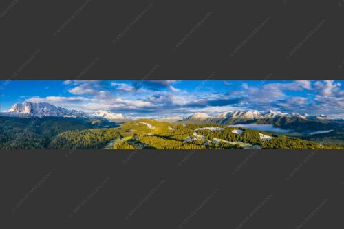 Blick über Schloß Kranzbach ins Wettersteingebirge - Über Schloss Kranzbach 5:1  -- Wetterstein mit Zugspitzmassiv - mehr Infos bei www.Kriner-Weiermann.de