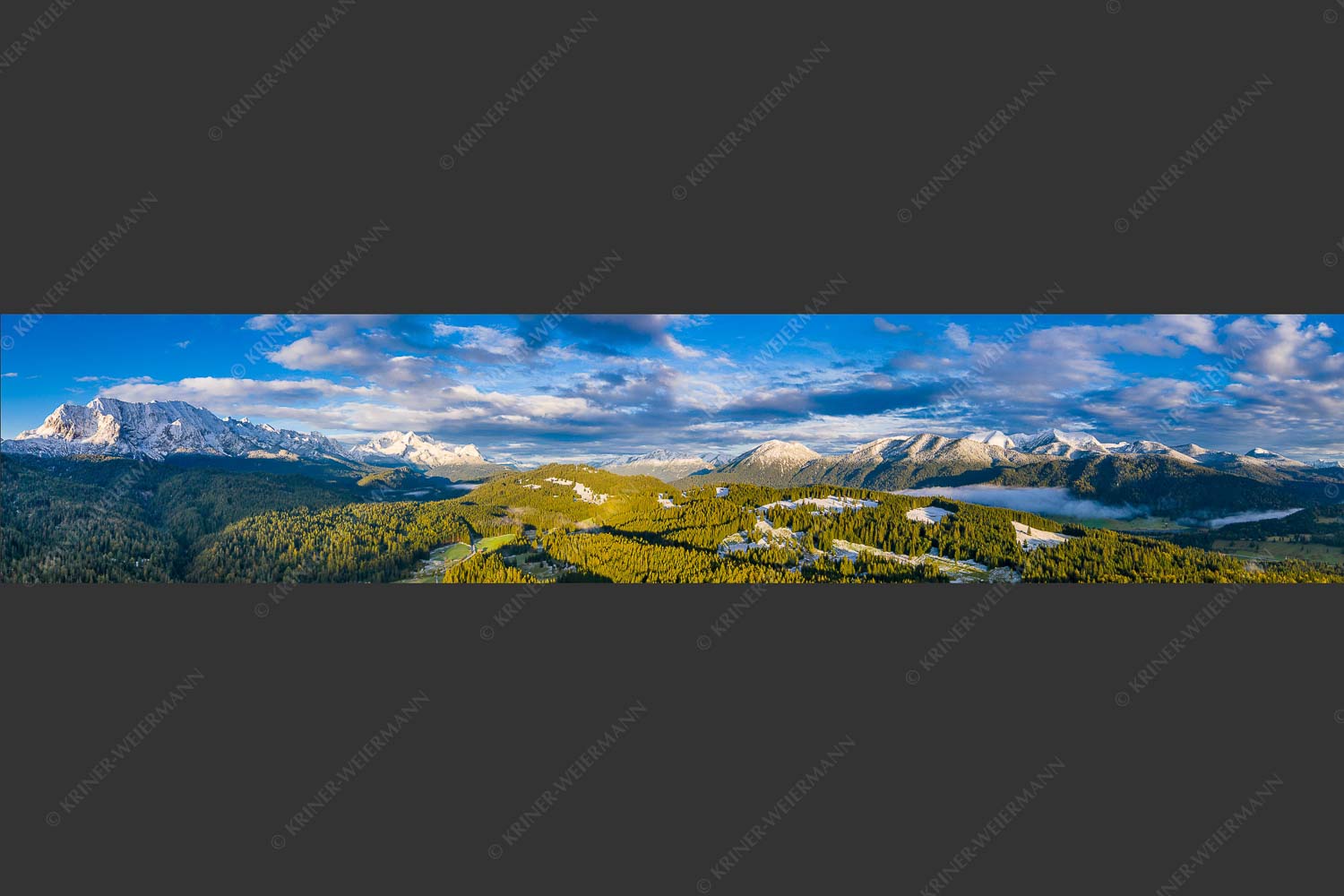 Blick über Schloß Kranzbach ins Wettersteingebirge - Über Schloss Kranzbach 5:1 -- Wetterstein mit Zugspitzmassiv - mehr Infos bei www.Kriner-Weiermann.de