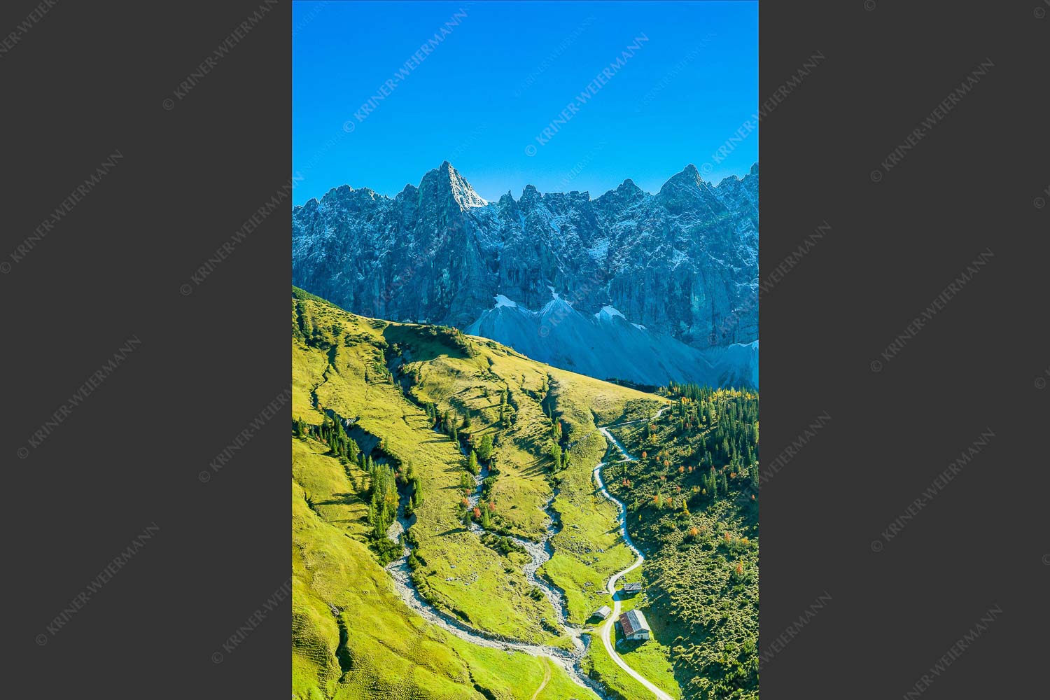 Blick über Ladizalm zu den Laliderer Nordwänden - Überm Almboden 2:3  -- Ladizalm im Karwendel - mehr Infos bei www.Kriner-Weiermann.de