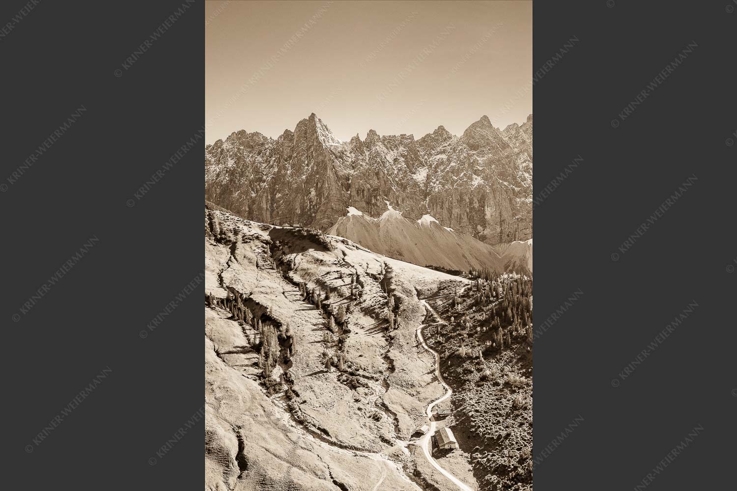 Blick über Ladizalm zu den Laliderer Nordwänden - Überm Almboden 2:3 sepia -- Ladizalm im Karwendel - mehr Infos bei www.Kriner-Weiermann.de