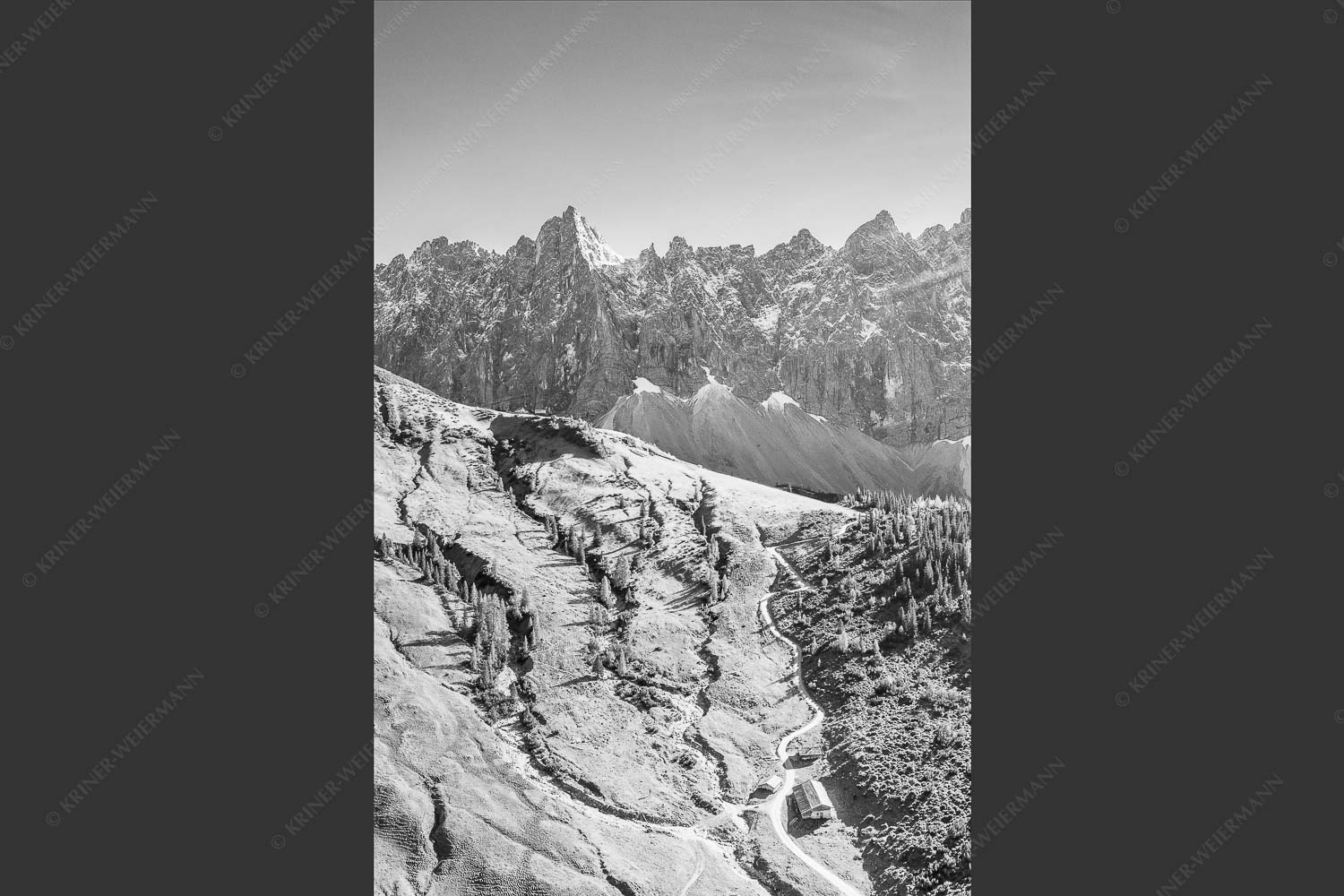 Blick über Ladizalm zu den Laliderer Nordwänden - Überm Almboden 2:3 sw -- Ladizalm im Karwendel - mehr Infos bei www.Kriner-Weiermann.de