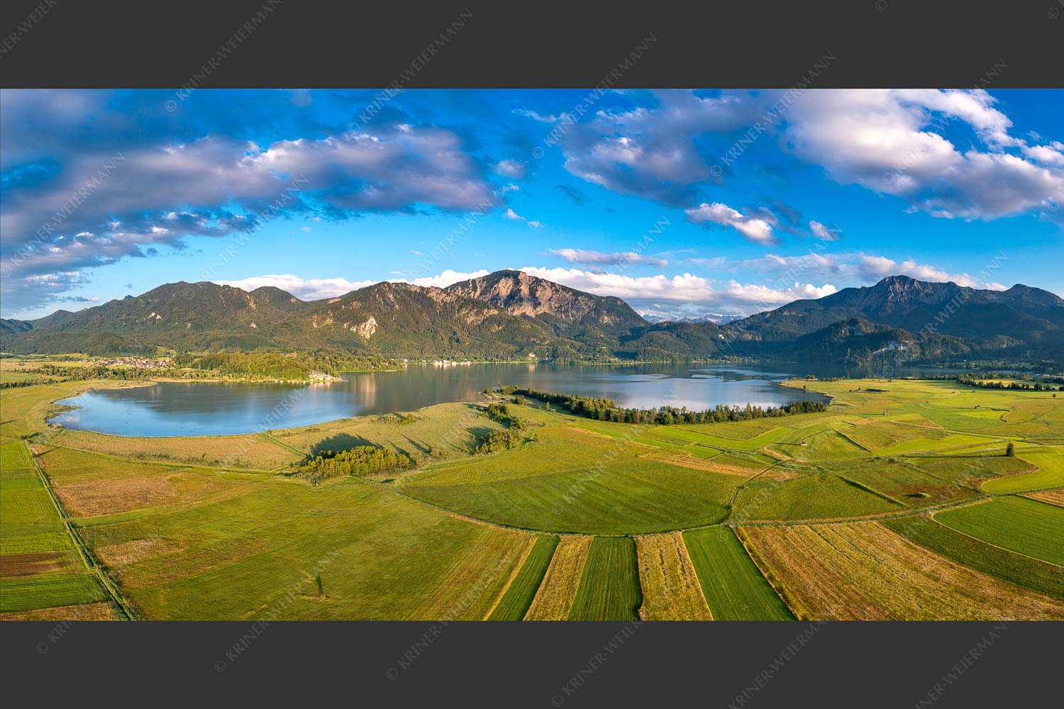 Blick über den Kochelsee zum Jochberg und Herzogstand - Überm Kochelsee 2:1 -- Jochberg und Herzogstand - mehr Infos bei www.Kriner-Weiermann.de