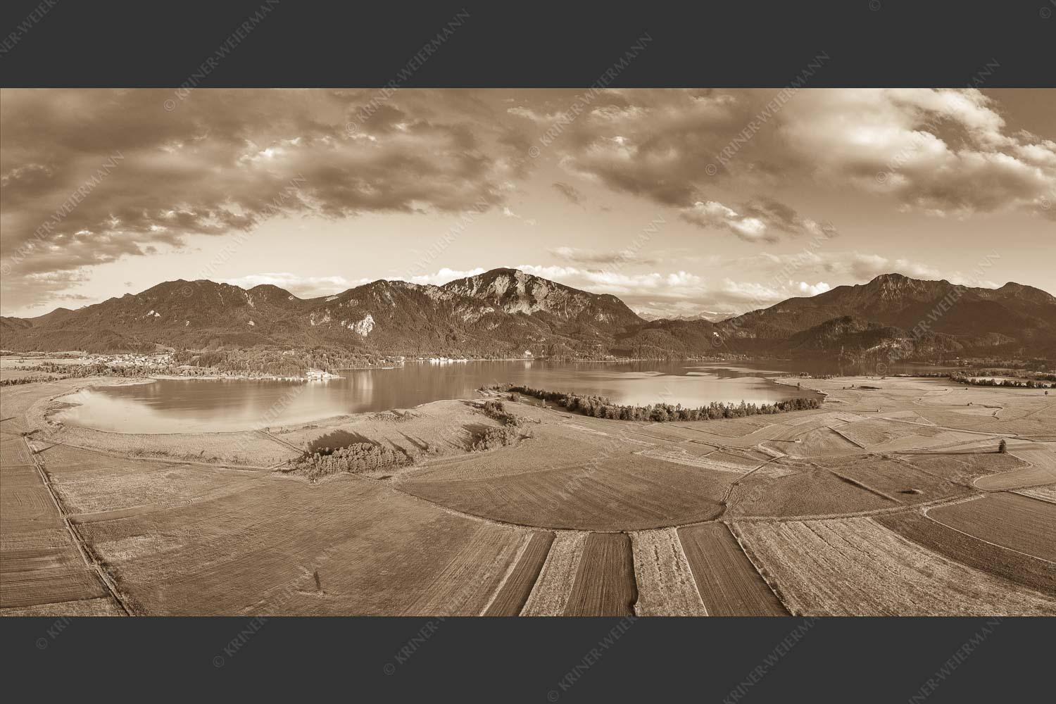 Blick über den Kochelsee zum Jochberg und Herzogstand - Überm Kochelsee 2:1 sepia -- Jochberg und Herzogstand - mehr Infos bei www.Kriner-Weiermann.de