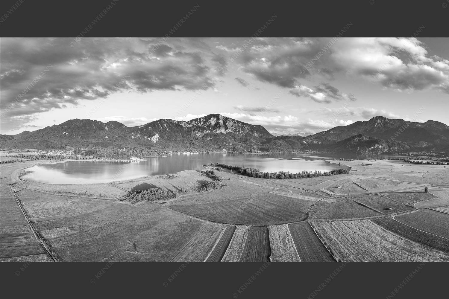 Blick über den Kochelsee zum Jochberg und Herzogstand - Überm Kochelsee 2:1 sw -- Jochberg und Herzogstand - mehr Infos bei www.Kriner-Weiermann.de