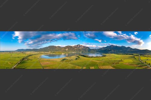 Blick über den Kochelsee zum Jochberg und Herzogstand - Überm Kochelsee 4:1  -- Jochberg und Herzogstand - mehr Infos bei www.Kriner-Weiermann.de