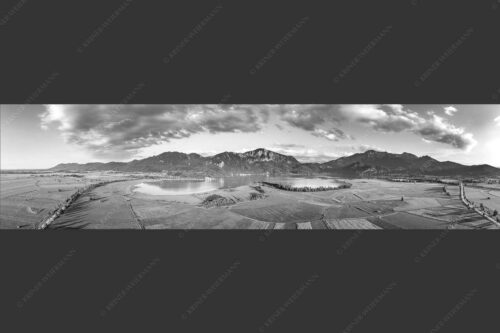Blick über den Kochelsee zum Jochberg und Herzogstand - Überm Kochelsee 4:1 sw -- Jochberg und Herzogstand - mehr Infos bei www.Kriner-Weiermann.de