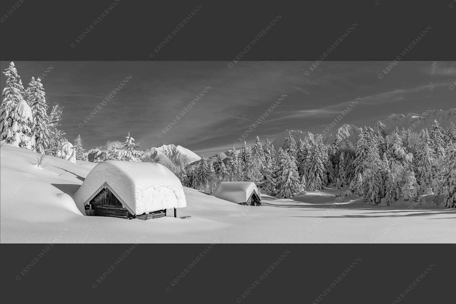 Unberührte Winterlandschaft nach ergiebigen Neuschneefällen im Kranzberggebiet - Unberührt 2,5:1 sw -- Winter im Karwendel - mehr Infos bei www.Kriner-Weiermann.de