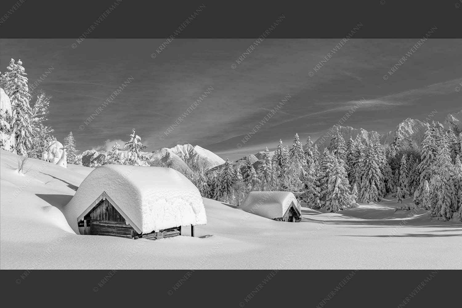 Unberührte Winterlandschaft nach ergiebigen Neuschneefällen im Kranzberggebiet - Unberührt 2:1 sw -- Winter im Karwendel - mehr Infos bei www.Kriner-Weiermann.de