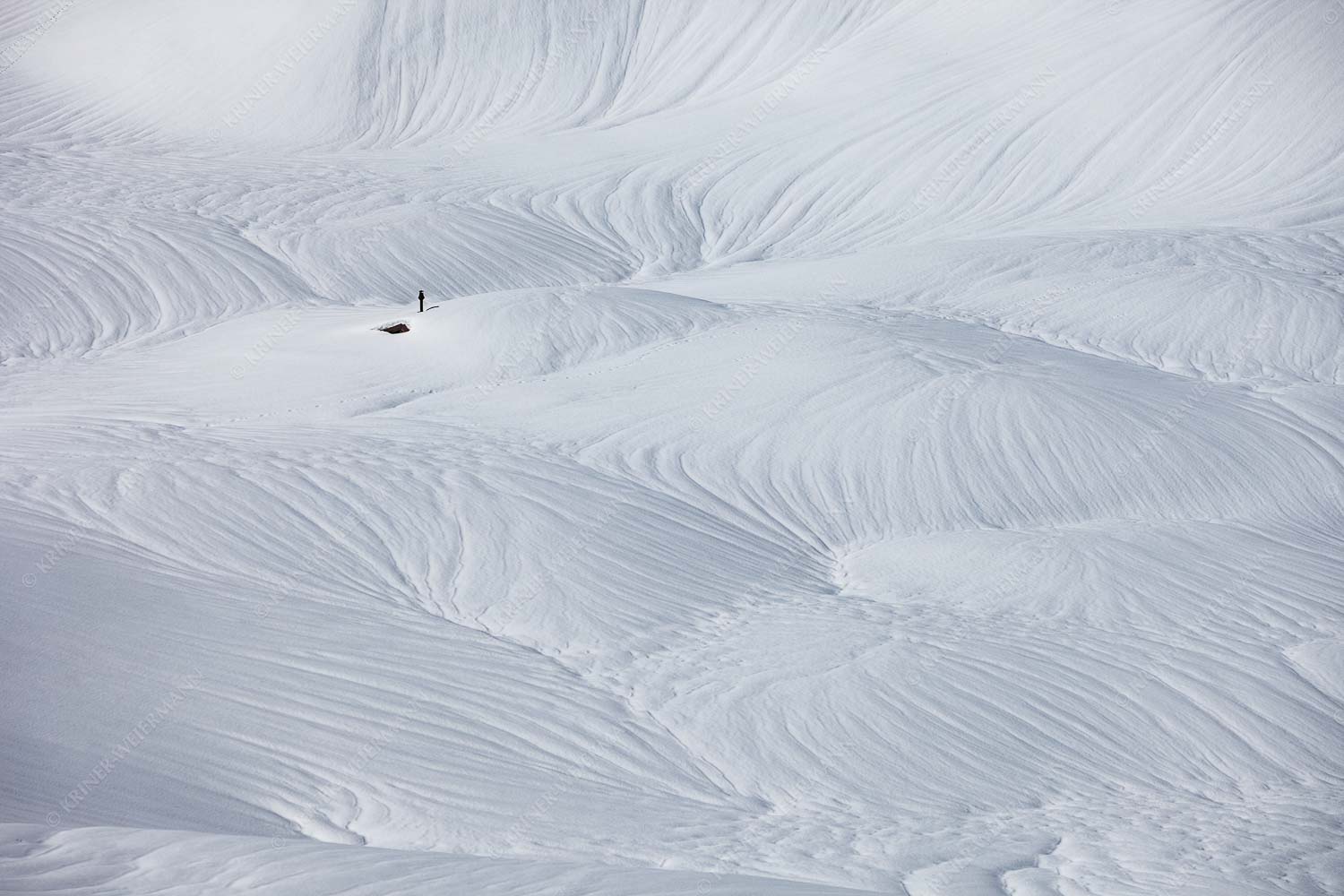 Nur noch First und Kamin ragen im Frühjahr von der Kuhalm aus dem Schnee - Untergetaucht 3:2 -- Schneemassen im Estergebirge - mehr Infos bei www.Kriner-Weiermann.de
