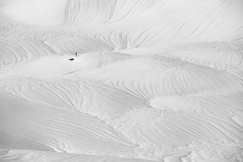 Nur noch First und Kamin ragen im Frühjahr von der Kuhalm aus dem Schnee - Untergetaucht 3:2 sw -- Schneemassen im Estergebirge - mehr Infos bei www.Kriner-Weiermann.de