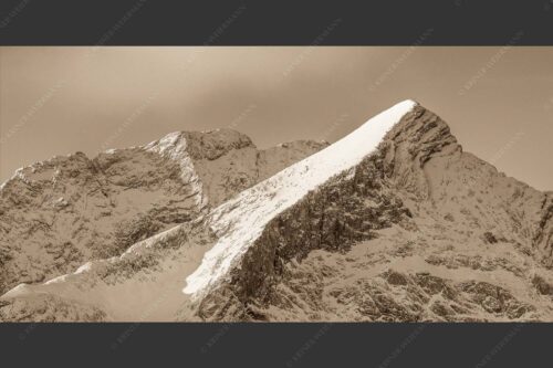 Alpspitze mit Hochblassen dahinter - Unverkennbar 2:1 sepia -- Alpspitze im Wetterstein - mehr Infos bei www.Kriner-Weiermann.de