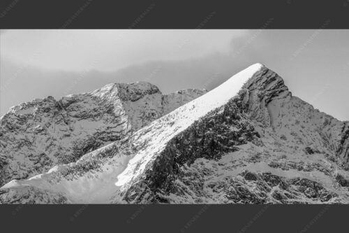 Alpspitze mit Hochblassen dahinter - Unverkennbar 2:1 sw -- Alpspitze im Wetterstein - mehr Infos bei www.Kriner-Weiermann.de