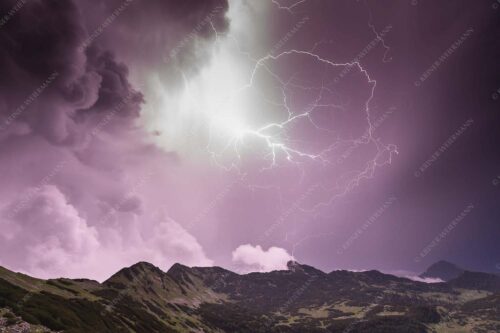 Ein heftiges Gewitter steht über den Gipfeln von Simetsberg und Hohe Kiste - Urgewalt 3:2  -- Blitz an der Hohen Kiste - mehr Infos bei www.Kriner-Weiermann.de