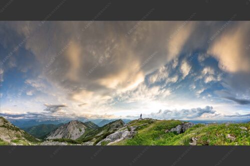 Eine gewaltige Wolkenstimmung hat sich über dem Werdenfelser Land gebildet - Urknall 2:1  -- Wolkenstimmung über Zugspitze - mehr Infos bei www.Kriner-Weiermann.de
